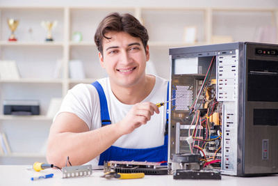 計算機維修之道 工程師用螺絲刀修理筆記本電腦